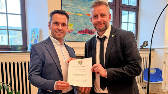 Die geringe Größe der Gründungsurkunde kann nicht darüber hinwegtäuschen: David Langner (links) und Marko Boos stehen künftig ge