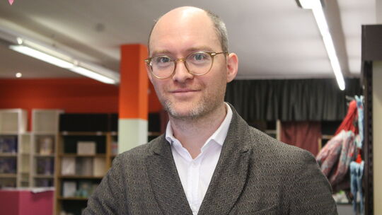 Edward Schofield führt gemeinsam mit seiner Frau Agnes Schofield die vor Kurzem wiedereröffnete Traditionsbuchhandlung Meckel, j