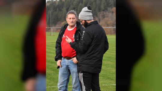 Torfrauentrainer Joachim Kohlhaas (links) reist wieder einmaal aus Bayern an, um Julian Mach, den Coach der DSG Breitenthal (rec