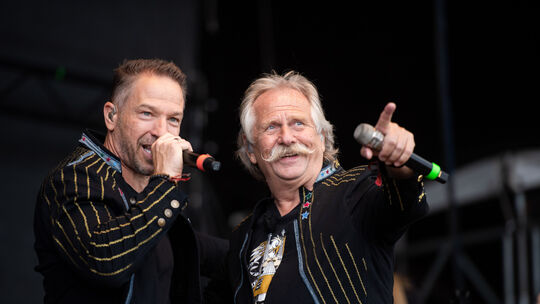 Patrick Lück (links) mit seinem Höhner-Vorgänger Henning Krautmacher beim Wacken Open Air Festival. Patrick Lück (links) mit seinem Höhner-Vorgänger Henning Krautmacher beim Wacken Open Air Festival.