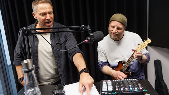Patrick Lück (links) und "RZähl mal!"-Host Christian Mack proben mit "November Rain" (Guns 'N Roses) im Podcaststudio der Rhein- Patrick Lück (links) und "RZähl mal!"-Host Christian Mack proben mit "November Rain" (Guns 'N Roses) im Podcaststudio der Rhein-