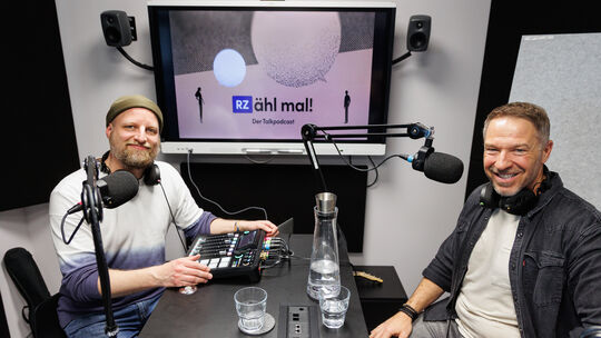 Patrick Lück von den Höhnern (rechts) zu Besuch bei der Rhein-Zeitung. Patrick Lück von den Höhnern (rechts) zu Besuch bei der Rhein-Zeitung.