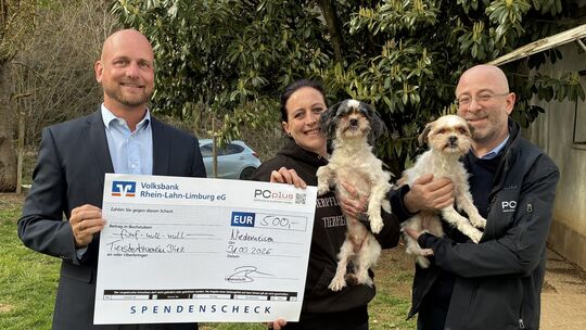 Anna Scherer nimmt von Frank Marco Biebricher und Marcello Santiago-Julian einen Scheck in Höhe von 500 Euro entgegen. Anna Scherer nimmt von Frank Marco Biebricher und Marcello Santiago-Julian einen Scheck in Höhe von 500 Euro entgegen.