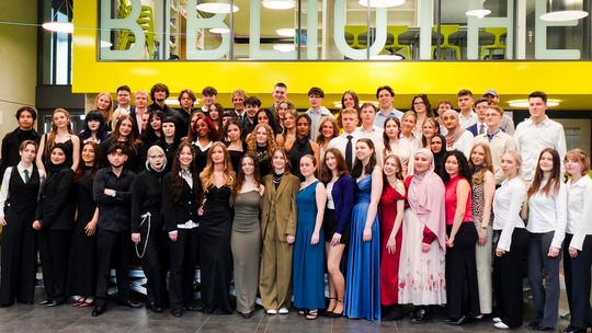 In festlicher Garderobe kamen die Abiturienten zum Gruppenfoto zusammen.