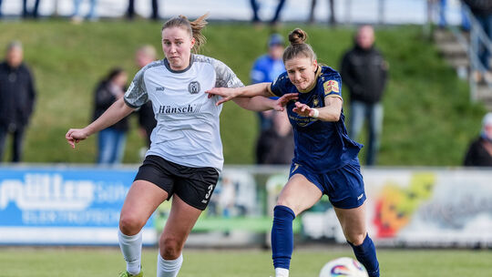 Carolin Schraa (blaues Trikot) und ihre Mitspielerinnen bemühten sich gegen den SV Meppen (links Nina Rolfes), aber die Andernac