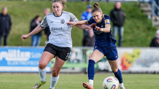 Carolin Schraa (blaues Trikot) und ihre Mitspielerinnen bemühten sich gegen den SV Meppen (links Nina Rolfes), aber die Andernac
