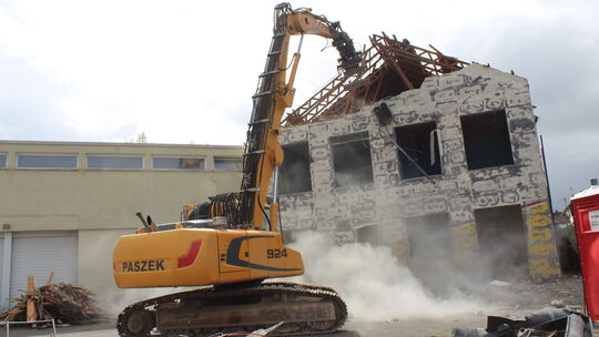 Die Abbrucharbeiten haben begonnen. Dort, wo bislang der Altbau der Christophorus-Grundschule stand, soll ein neuer Discounter-M