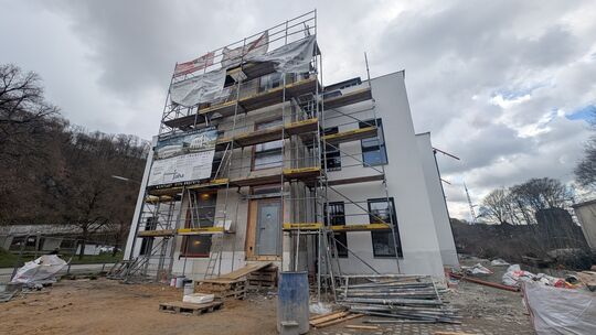 Gegenüber vom Netto entsteht in der Stadt Kirchen ein Gebäude, das Wohnen und ärztliche Versorgung miteinander verbindet.