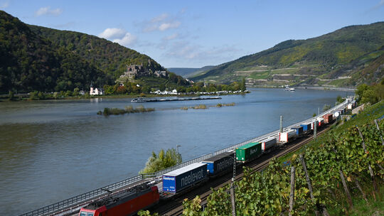 Die Bahntrasse zwischen Troisdorf und Wiesbaden (hier bei Assmannshausen) wird ab Anfang Juli generalsaniert. Damit das Großproj