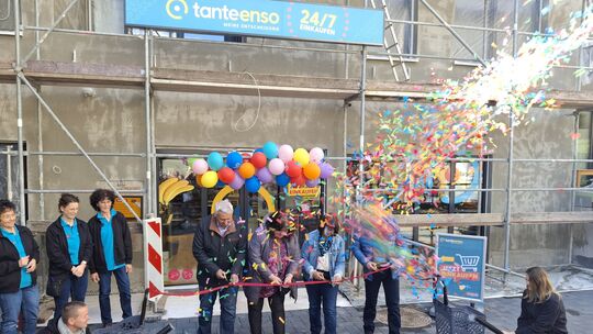 Feierliches Durchschneiden des Bandes: Die Tante-Enso-Filiale in Winningen ist eröffnet.