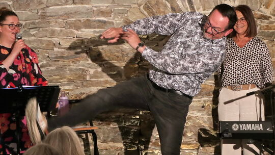 Zeitweise wurden auch Gäste aus der Zuhörerschar (Jutta Linden-Qurimbach war auch mit dabei) ins Bühnengeschehen mit einbezogen.