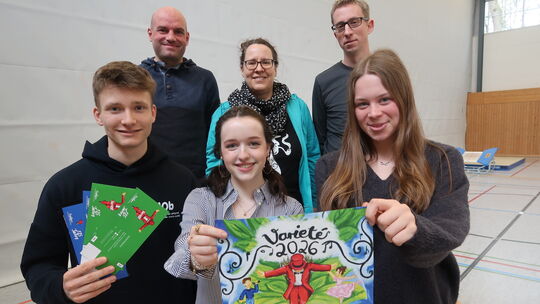 Schüler und Lehrer machen Werbung für das Varieté, das dieses Jahr im Rahmen des Jubiläums über die Bühne gehen wird.