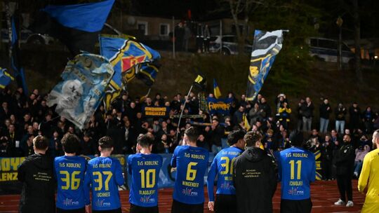 Die TuS-Fans feiern ihre Mannschaft. Die steht im Finale des Rheinlandpokals, setzte sich mit 4:1 gegen Bitburg durch, und triff