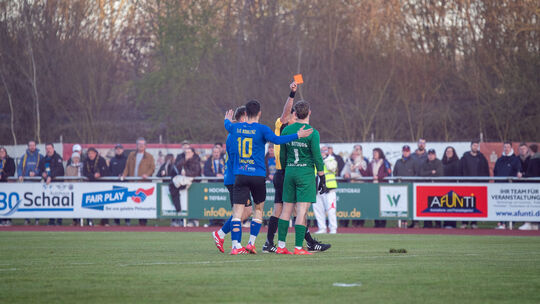 Schon nach fünf Minuten sah Bitburgs Torwart Niko Laotwein die Rote Karte von Veron Besiri nach einer Notbremse an Lukas Tuchsch