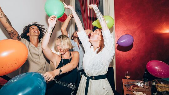 Freunde feiern eine Party