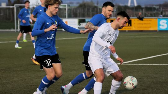Andernach Gian Luca Dolon (in Weiß) traf zum 1:1 für die SG 99 und wurde aus Sicht der Gastgeber in der Nachspielzeit klar elfme