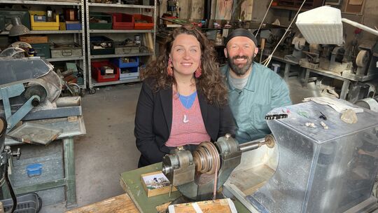 Die Schmuckkünstler Levan Jishkariani und Tatjana Giorgadse nutzen die Werkbänke im Römerhaus und auch die Transmission, die nac