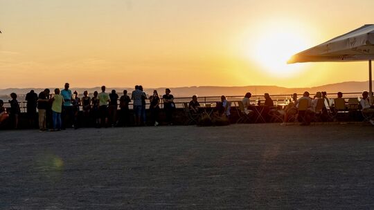 Sonnenuntergang auf dem Plateau der Festung Ehrenbreitstein: Hier lässt es sich aushalten. DIe meisten Menschen leben gern in Ko Sonnenuntergang auf dem Plateau der Festung Ehrenbreitstein: Hier lässt es sich aushalten. DIe meisten Menschen leben gern in Ko