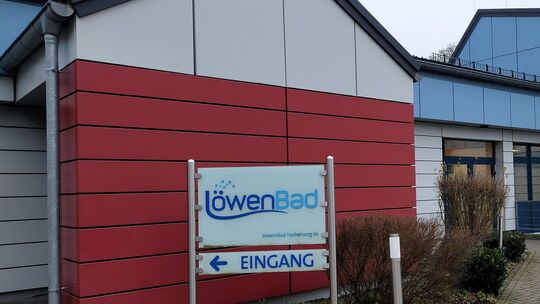 Pünktlich zu den Osterferien kann im Hachenburger Löwenbad auch wieder uneingeschränkt geduscht werden.