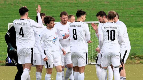 Die SG Maifeld-Elztal II hat das Nachholspiel auf der Elztaler Alm mit 2:1 gegen die SG Eifelhöhe gewonnen und sich damit auf Ta
