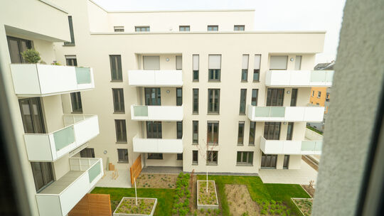 In den beiden ersten Häusern im Lützeler Rosenquartier sind 54 Wohnungen fertig, rund 30 sind schon bewohnt. Sie haben Gärten un