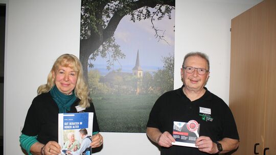 Die beiden ehrenamtlichen Sicherheitsberater Heike Kalfels und Ulrich Weingart infomieren in der Hambucher Probstei über Sicherh