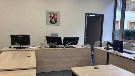 Ein leerer Sitzungssaal des Amtsgerichts Bad Kreuznach