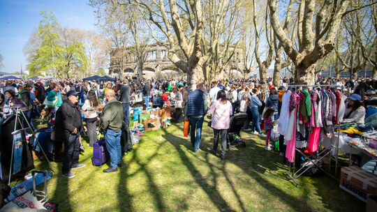 Im vergangenen Jahr schaute zur Freude zahlreicher Besucher auch die Sonne beim Koblenzer Flohmarkt vorbei.