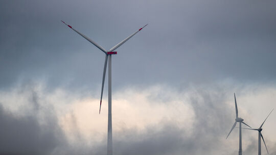 Die Bad Honnef AG will zwei Windräder auf die Landesgrenze zu Rheinland-Pfalz bauen.