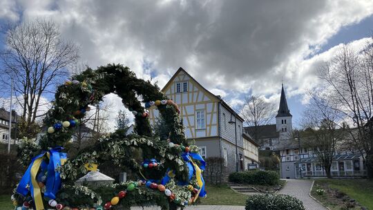 Über die Ostertage schmückt noch die Osterkrone den Dorfplatz in Hahnstätten. Am Sonntag, 26. April, veranstalten Ortsgemeinde u