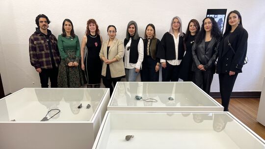 Zwölf Studentinnen und ein Student aus dem Iran, die am Edelstein-Campus in Idar-Oberstein studieren, zeigen ihre Arbeiten in de