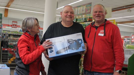 Marktleiter Sven Fülling (rechts) und Mitarbeiterin Uli Bertram (links) aus Dernau freuen sich, dass Kunde Viktor Kreul sein lan