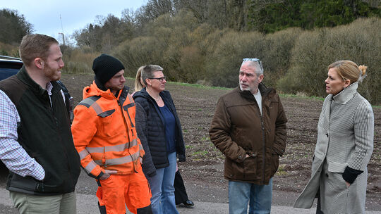 Frederik Grüneberg (von links), Andre Dunkel (2. Beigeordneter), Stefanie Küntzer (1. Beigeordnete), Ortsbürgermeister Uwe Nees