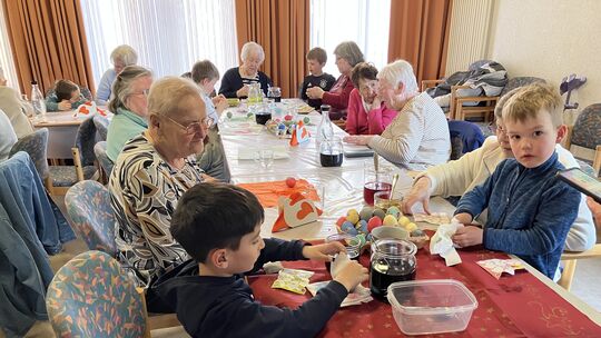 Ein gutes Team bildeten die erfahrenen Senioren und die wissbegierigen Vorschulkinder beim gemeinsamen Eierfärben. Ein gutes Team bildeten die erfahrenen Senioren und die wissbegierigen Vorschulkinder beim gemeinsamen Eierfärben.
