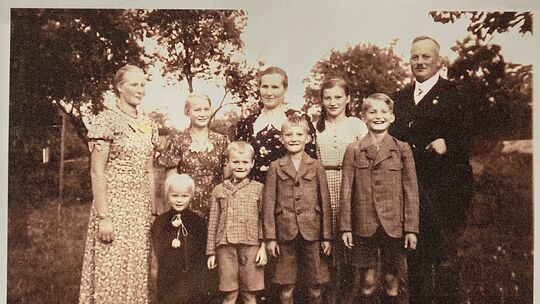 Mit sieben Kindern siedelten Fritz (rechts) und Elfriede Hahn (Mitte) 1938 nach Schlesien aus. Die große Familie hoffte auf bess