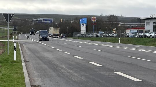 Statt Tempo 70 künftig nur noch 50 Stundenkilometer: Darüber gehen die Meinungen auseinander.