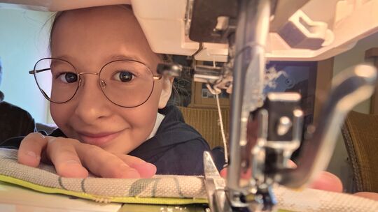 Nah dran an Nadel, Stoff und Faden: Beim Nähkurs konnten die Kinder ihr Geschick unter Beweis stellen und eigene kleine Kunstwer