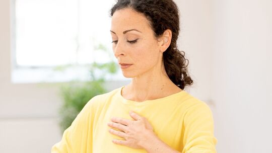 Eine Frau macht Atemübungen