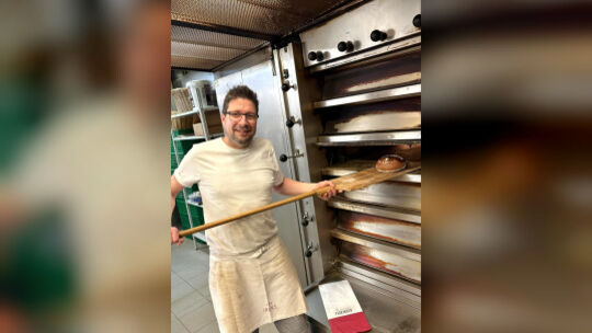 Mit handwerklicher Routine holt Jens Fickinger das Brot aus dem Ofen – in Martinstein setzt die Bäckerei weiter auf Qualität und