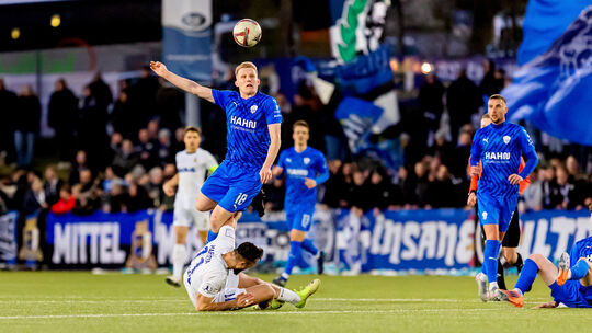 Vor einer beeindruckenen Kulisse von fast 2000 Zuschauern wird Emmelshausen-Karbachs Kevin Leidig (links, in Blau) von Triers Da