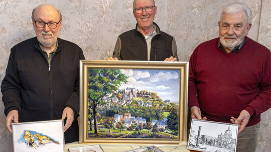 Burkhard Peschke (von links), Peter Franz und Dieter Kaiser von der Westerburger Geschichtswerkstatt freuen sich auf die Kunstau