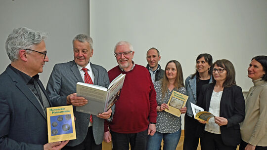 Ein dickes Buch, zur 150 jährigen Geschichte des Mainzer Altertumsvereins hatte Kai-Michael Sprenger, Präsident der Stiftung Ort