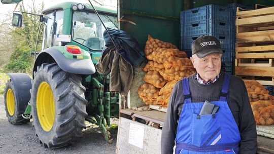Peter Schmorleiz trägt den Kunden auch mit 82 die Kartoffelnetze oft noch bis zum Auto.