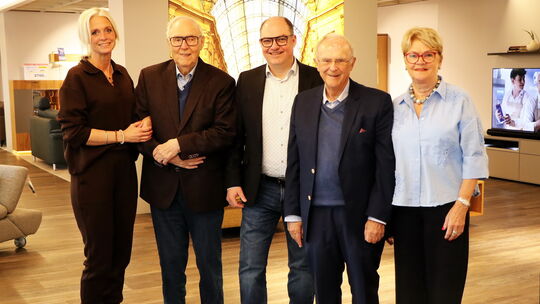 Sie haben gut lachen, die Seniorchefs und die aktuellen geschäftsführenden Gesellschafter von Möbel Neust: In diesem Jahr kann d