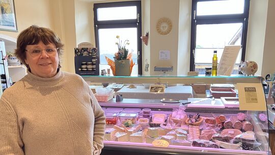 Marie-Luise Genette vor der Frischetheke in ihrem Laden „Les Olives“.