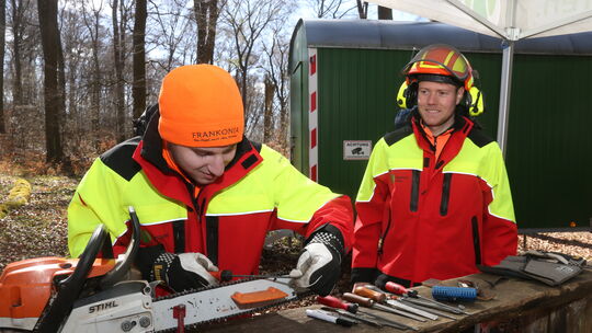 An der Schärfstation werden die Geräte für den Schnitt präpariert.