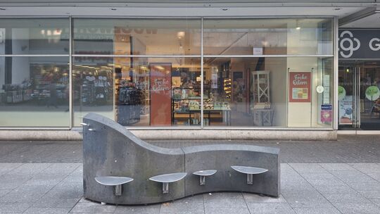 In der Koblenzer Löhrstraße gibt es mancherorts öffentliche Sitzgelegenheiten. Geschäfte können jetzt ebenfalls kleine "Rastplät