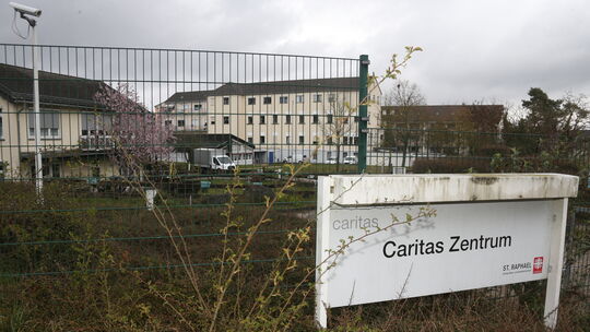 Blick auf das Caritasgebäude von der Heinrich-Heine-Straße aus: Aufgrund der veralteten Gebäudestruktur und den gesetzlichen Anf