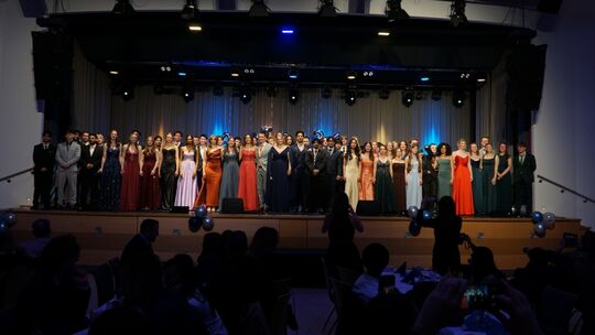 Dem Anlass angemessen, kamen die Abitiurienten in festlicher Garderobe zum Abschlussfoto zusammen.