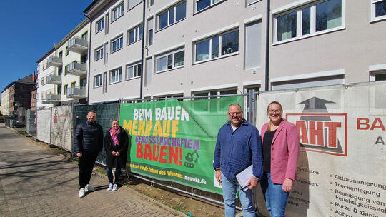 Letzte Besprechnungen vom Team "Modernes Wohnen" am Sanierungsobjekt in der Beatusstraße (von links): Benedikt Pistono, Vorstand